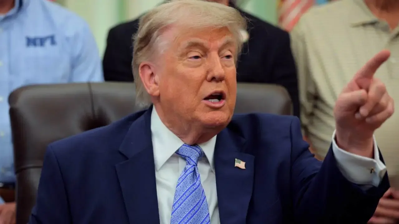 Donald Trump habla frente a un atril durante un mitin político en Florida.