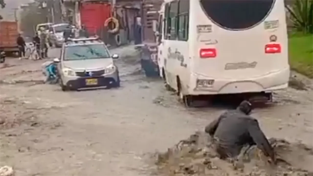 Inundaciones en las v&iacute;as principales del municipio de Soacha tras las fuertes lluvias en Cundinamarca
