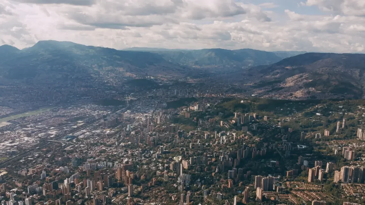 Estación de monitoreo de calidad del aire en funcionamiento en el Valle de Aburrá bajo un cielo nublado.