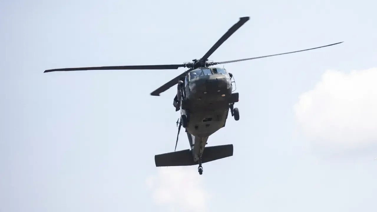 Helicóptero militar Black Hawk del Ejército Nacional de Colombia en operación.