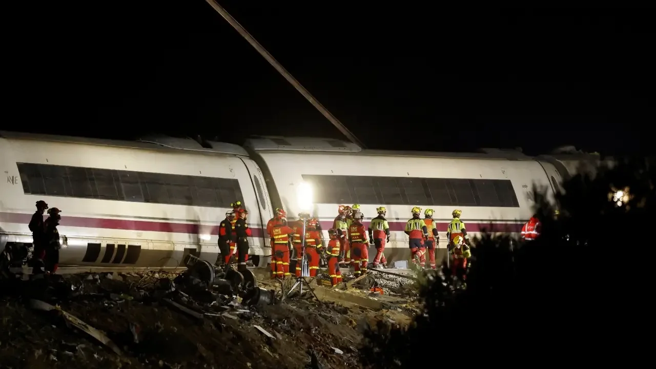 Protestas frente al Ministerio de Transporte en Madrid tras el fatal accidente de trenes en España.