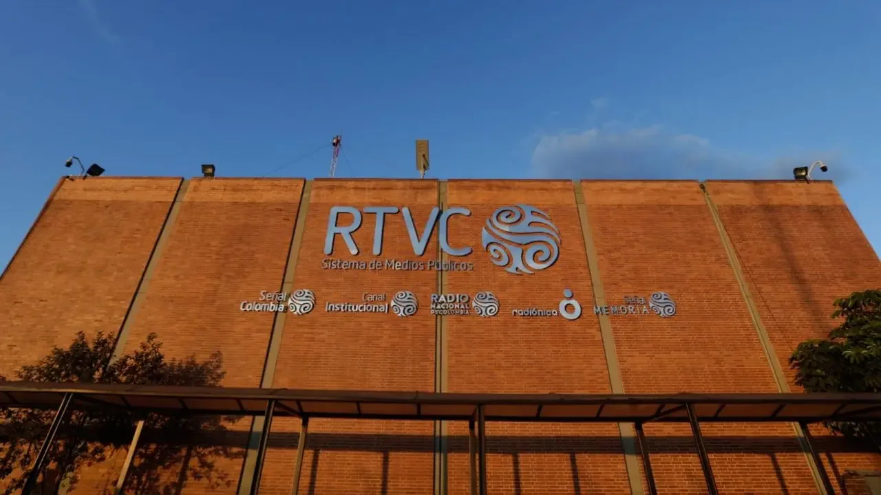 Sede y logotipo del sistema de medios públicos RTVC en Bogotá, Colombia