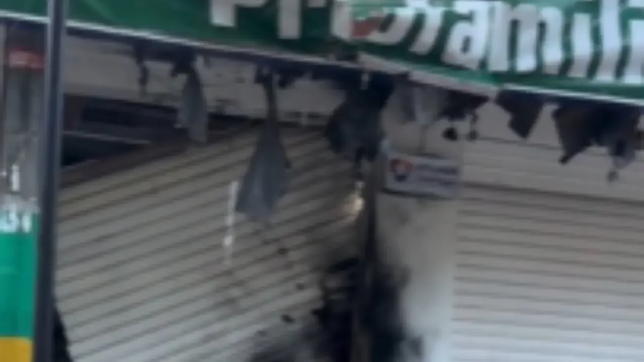 Fachada de un establecimiento comercial afectado tras la detonación de un artefacto explosivo en Algeciras, Huila.