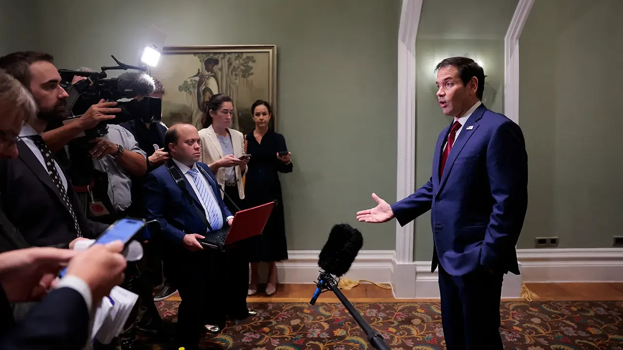 Marco Rubio en rueda de prensa hablando sobre la situación de Venezuela y el retorno de María Corina Machado.