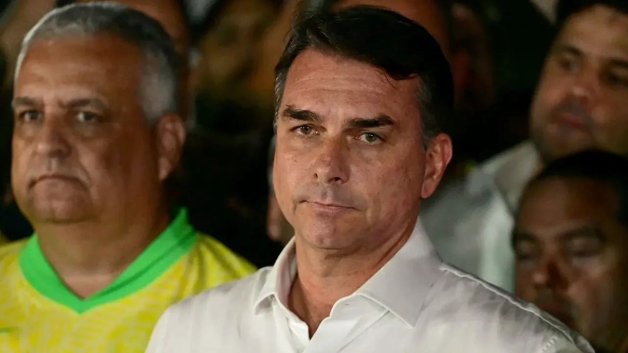 El senador brasileño Flávio Bolsonaro habla ante los medios en el Congreso de Brasilia.