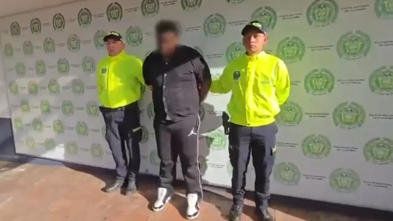 Hombre bajo custodia de autoridades policiales tras operativo de captura con fines de extradición en Cali.