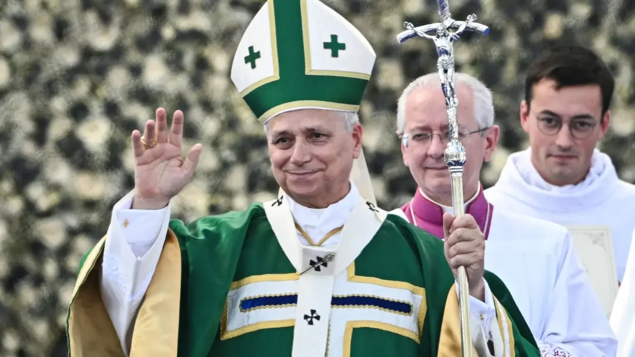 El papa León XIV saluda a los fieles desde el papamóvil en la plaza de San Pedro en el Vaticano.