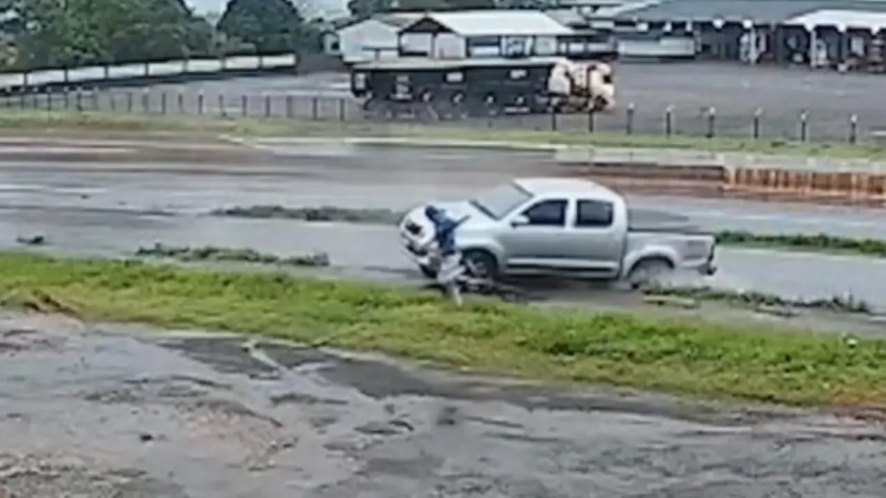Ciclista esquiva una camioneta descontrolada que termina volcada tras chocar contra un poste en Brasil.