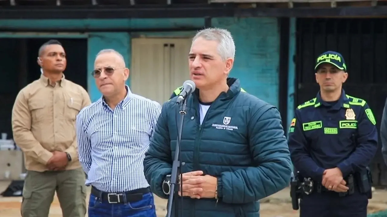 El gobernador de Antioquia, Andrés Julián Rendón, durante una declaración sobre seguridad y cooperación militar.