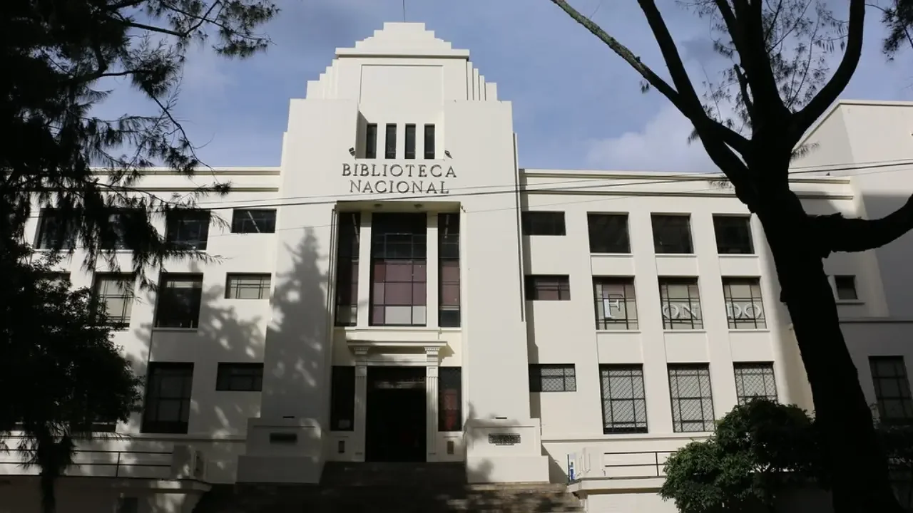 Fachada de la Biblioteca Nacional de Colombia en el centro de Bogotá.