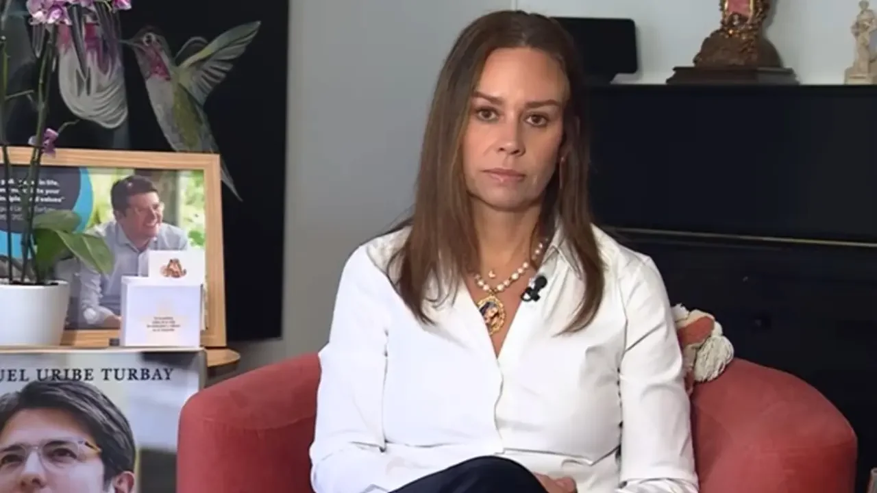 María Claudia Tarazona, viuda del precandidato presidencial Miguel Uribe Turbay, durante entrevista periodística.