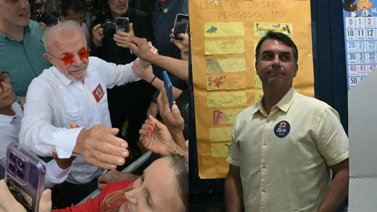 Urna electrónica y papeletas de votación durante las elecciones presidenciales en Brasil.