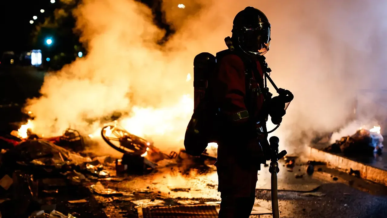 Fuerzas de seguridad patrullan una calle francesa tras disturbios nocturnos.