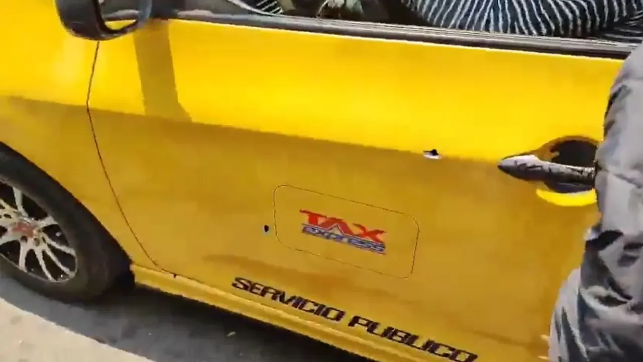 Impactos de bala en la puerta de un taxi tras ataque armado en el barrio Bosa Centro de Bogotá