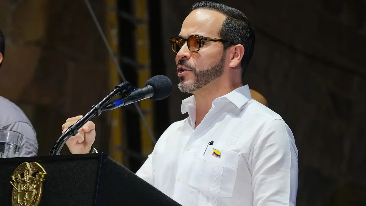 Planos y maqueta de infraestructura penitenciaria para proyecto de megacárcel en Colombia.