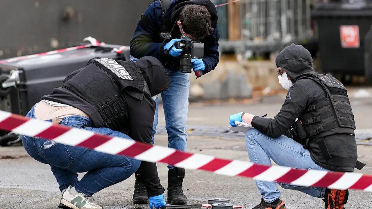 Patrullas de la Policía francesa y cordón de seguridad acordonando una vía tras un tiroteo cerca de París.
