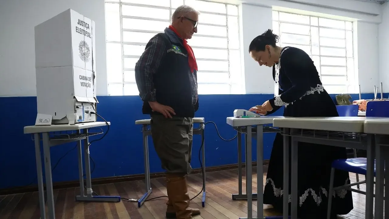 Urna y materiales de votación durante la jornada electoral de la segunda vuelta presidencial en Brasil.