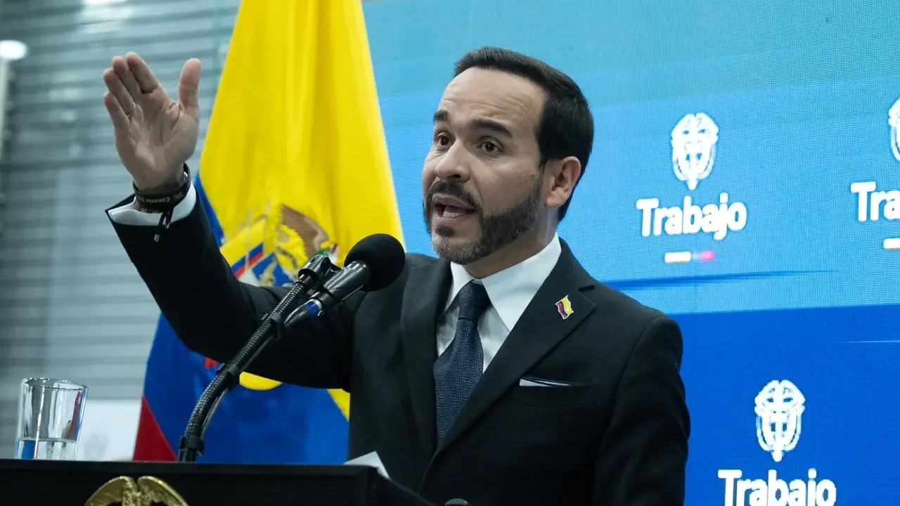 Sede de la Comisión de Regulación de Comunicaciones en Colombia con equipos de telecomunicaciones de fondo.