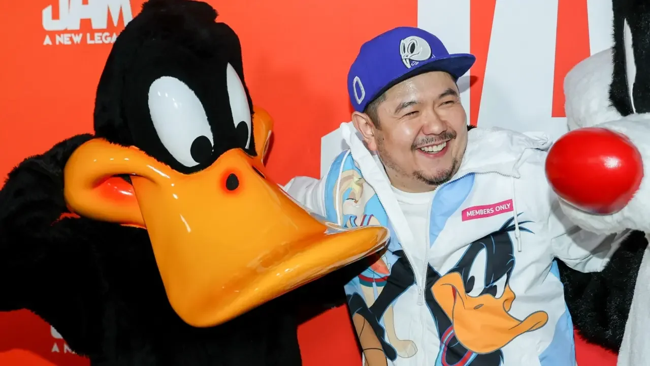 Retrato de Eric Bauza, actor de doblaje conocido por dar voz a personajes como Bugs Bunny y el Pato Lucas.
