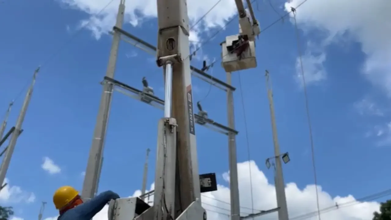 Torres de alta tensión y tendido eléctrico en la costa Caribe colombiana ante la crisis de Afinia.