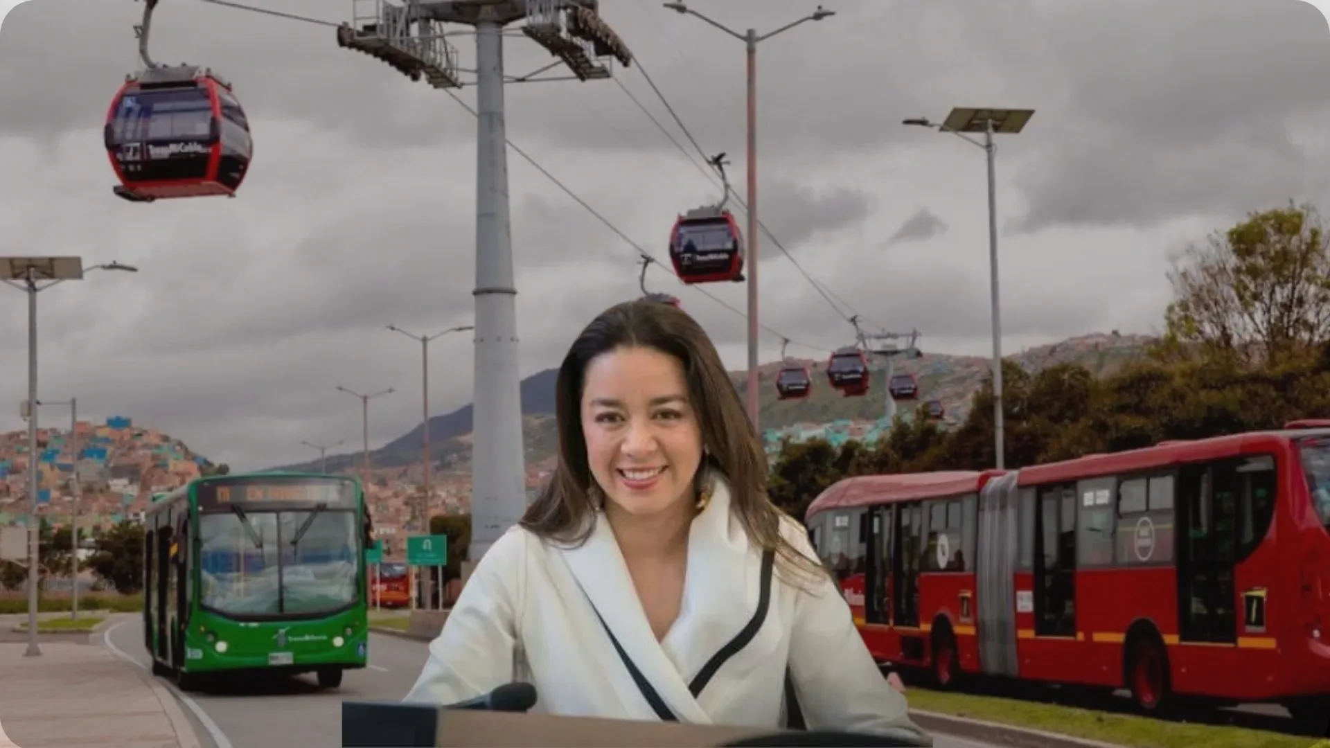 Buses articulados rojos del sistema de transporte masivo TransMilenio transitando por una troncal de Bogotá.