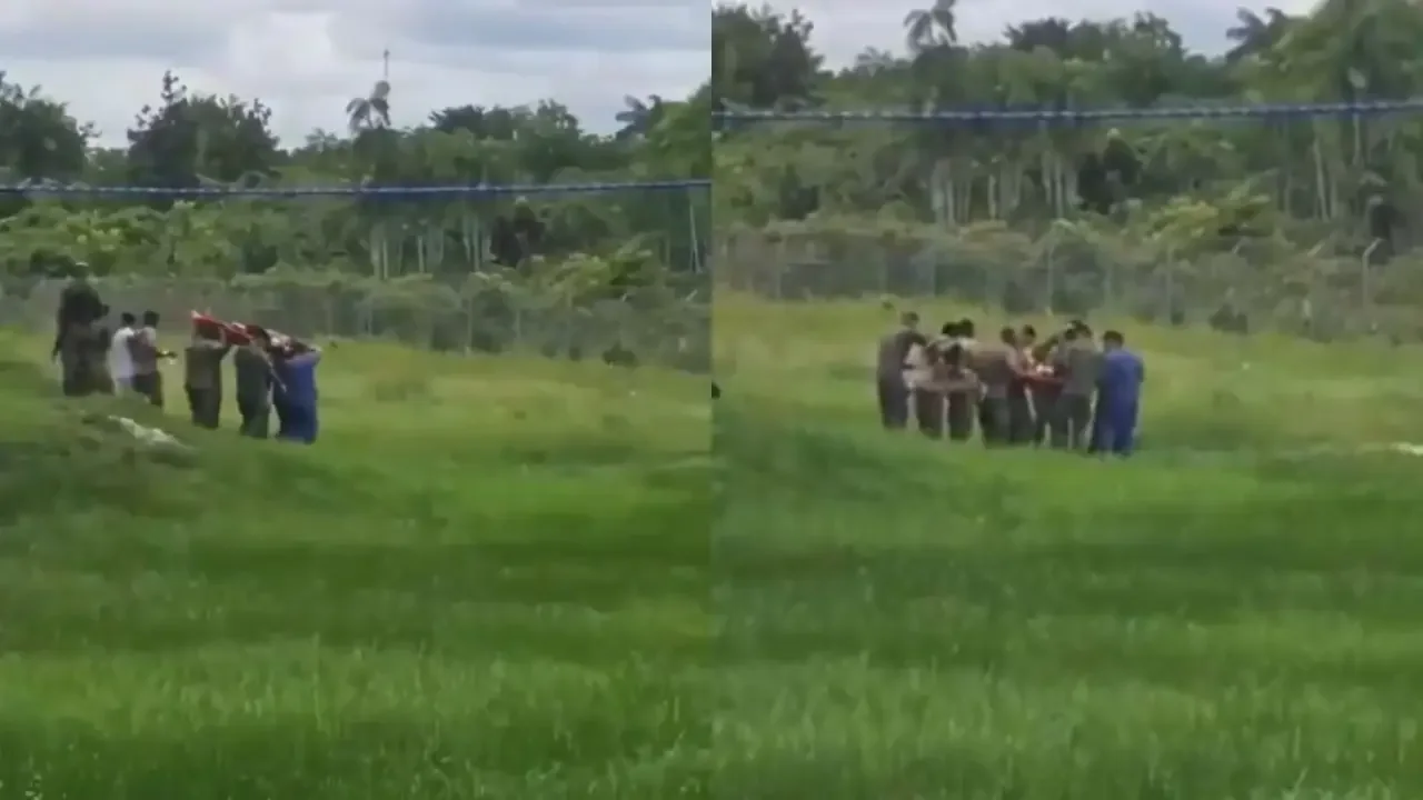 Personal militar evacuando a uniformados heridos hacia un helicóptero en una zona rural del Cauca.