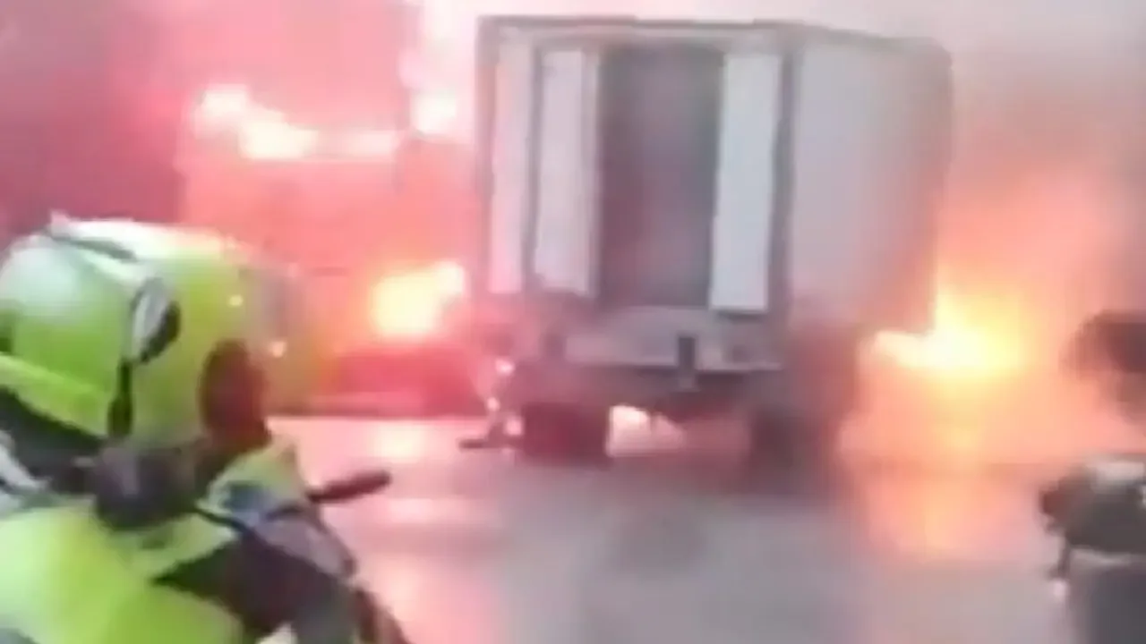 Camión repartidor de pollo incinerado en una vía del municipio de Villa del Rosario, Norte de Santander.