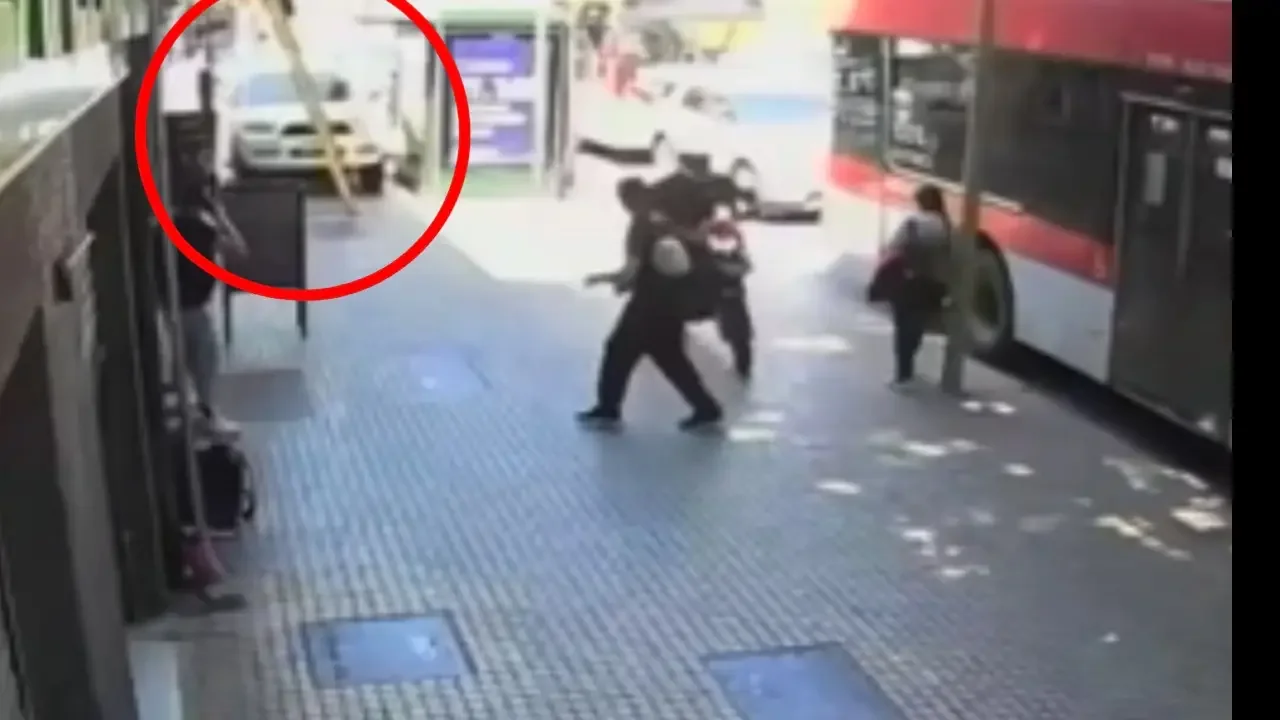 Calle de Las Condes en Chile donde un vehículo en persecución chocó contra la escalera de un trabajador.