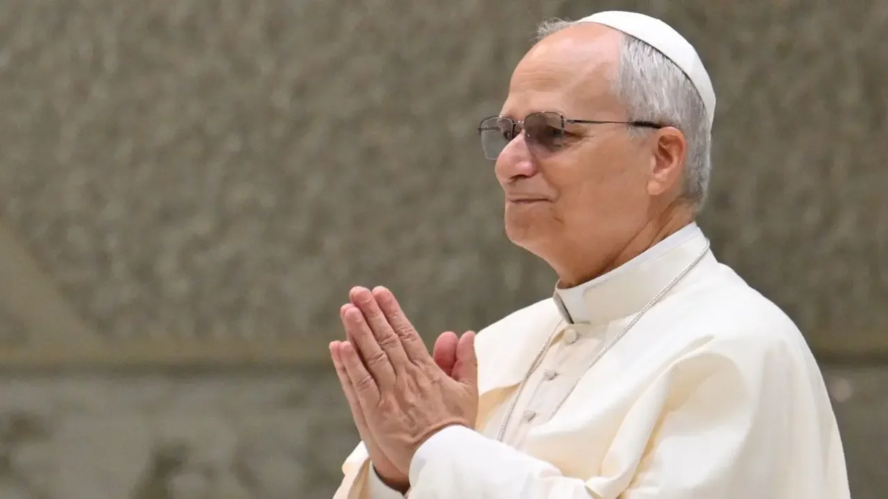 El papa León XIV sonriente durante una ceremonia oficial en el Vaticano.