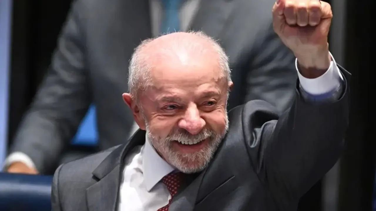 Luiz Inácio Lula da Silva celebrando su victoria en la segunda vuelta de las elecciones presidenciales de Brasil.