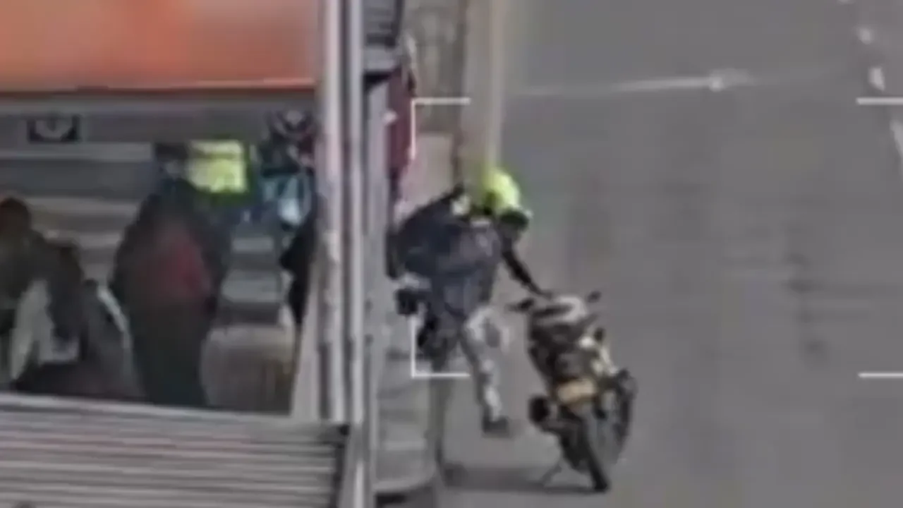 Policía de Bogotá intercepta a sospechoso de robo en una estación de TransMilenio sobre la calle 26