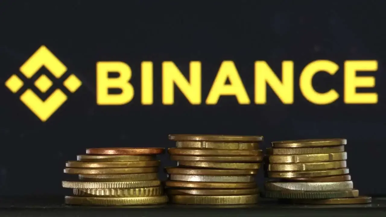Pantalla con gráficos de criptomonedas en caída y el logotipo de Binance tras el hackeo histórico.