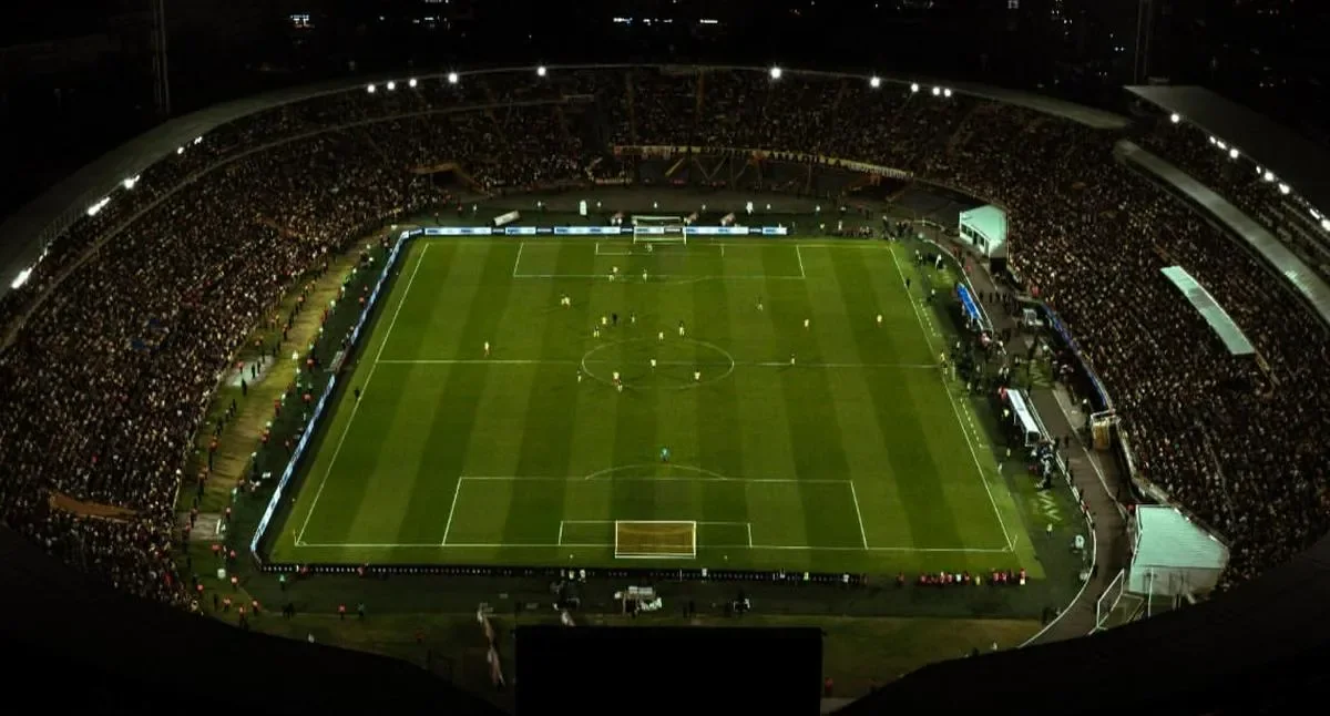 Vista general del estadio El Campín en Bogotá durante una jornada de revisión de la cancha.