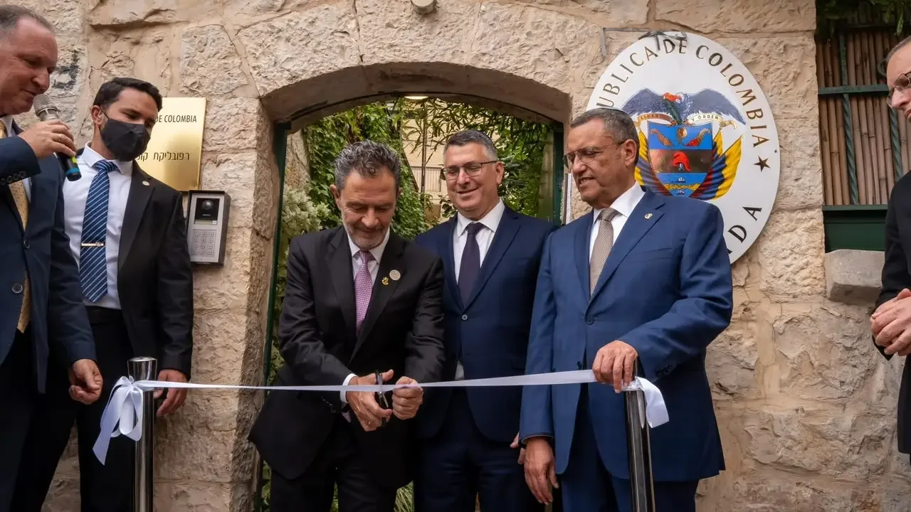 Bandera de Colombia ondeando junto a edificios oficiales en Jerusalén Este, en medio de protestas diplomáticas.