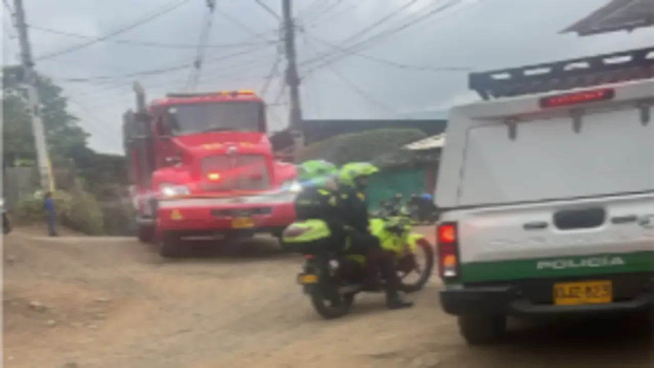 Patrulla de la Policía Nacional acordonando una zona de orden público en Cali.