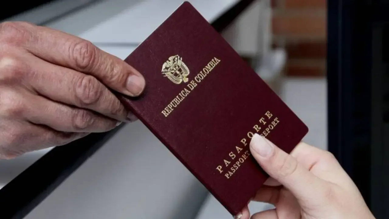 Libreta de pasaporte de la República de Colombia en una oficina de atención ciudadana.