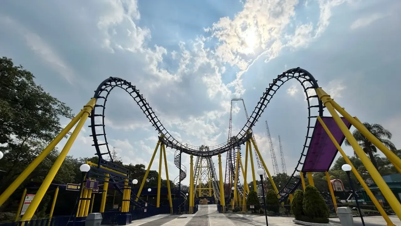 Entrada principal del parque de diversiones Six Flags Over Georgia en Estados Unidos.