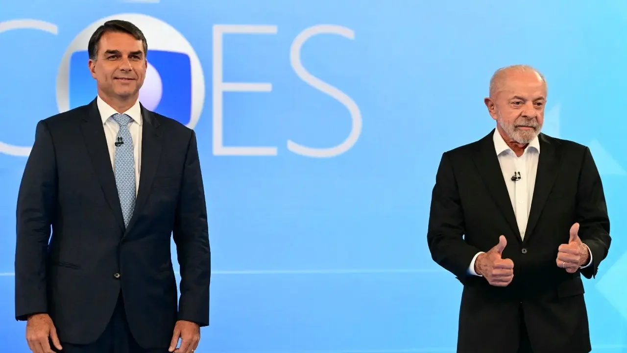 Los candidatos presidenciales Flávio Bolsonaro y Luiz Inácio Lula da Silva durante el último debate televisivo en Brasil.