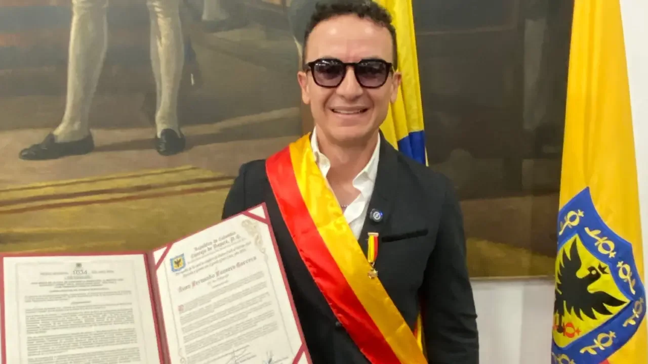 El cantante Fonseca recibe la condecoración en el Concejo de Bogotá.