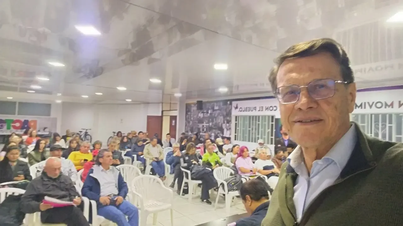 Fabio Arias, presidente de la CUT, durante una entrevista radial respondiendo a los cuestionamientos del Gobierno sobre el paro nacional.