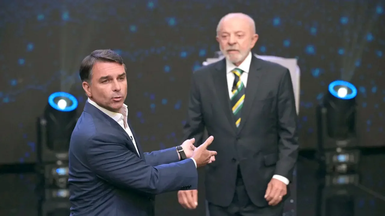 Luiz Inácio Lula da Silva y Flávio Bolsonaro discuten durante el debate televisado para las elecciones presidenciales de Brasil