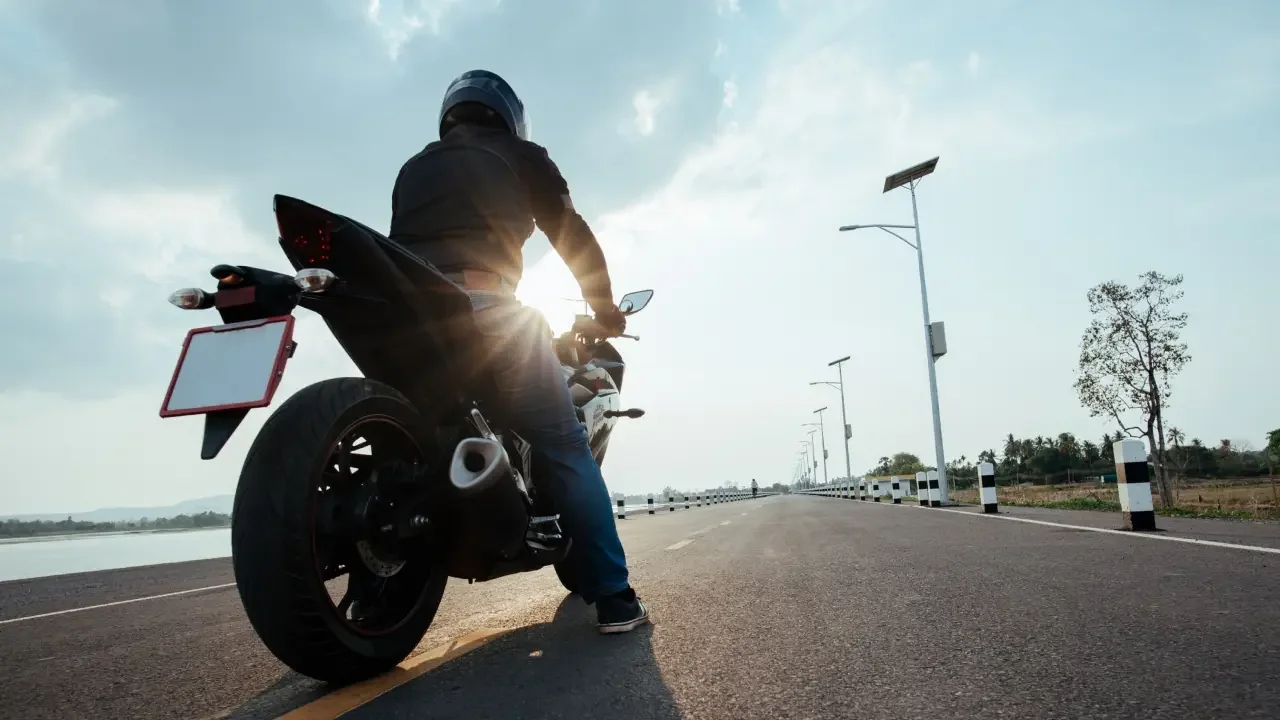 Motociclista escapa de control policial dejando caer a su esposa en la vía en la India