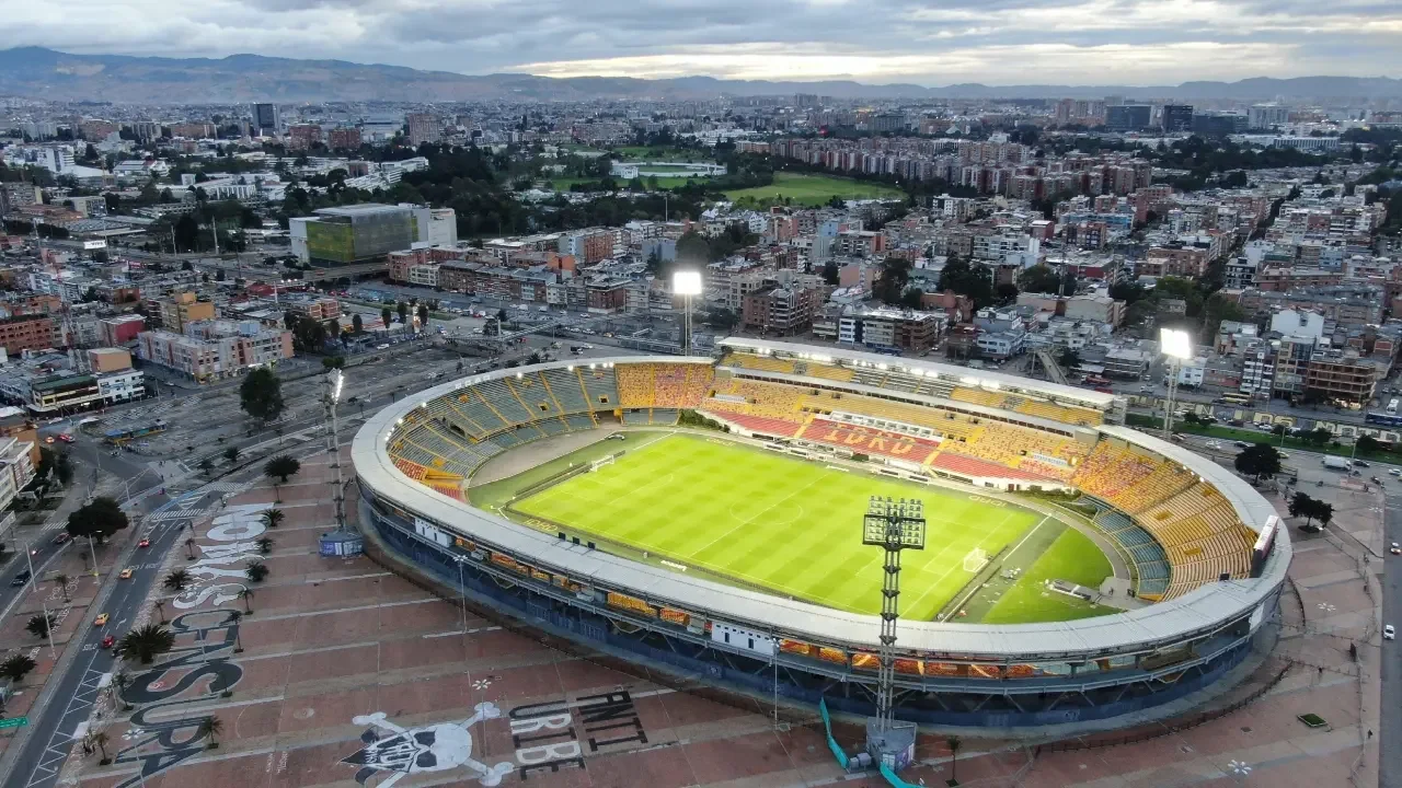 Vista panorámica del estadio Nemesio Camacho El Campín en Bogotá con su cancha de fútbol.