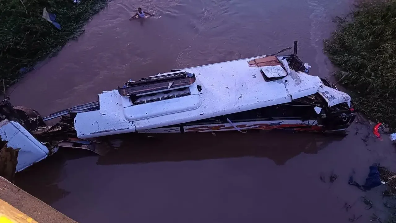 Bus de la agrupación musical de Kbeto Zuleta destruido tras caer al río Ariguaní en la vía El Difícil-Bosconia.