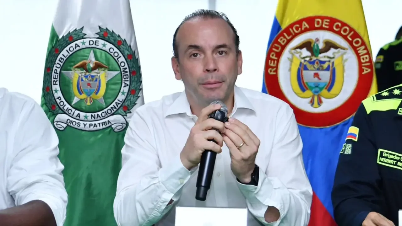 Alcalde de Cali, Alejandro Eder, entrega declaraciones sobre medidas de seguridad en la ciudad.