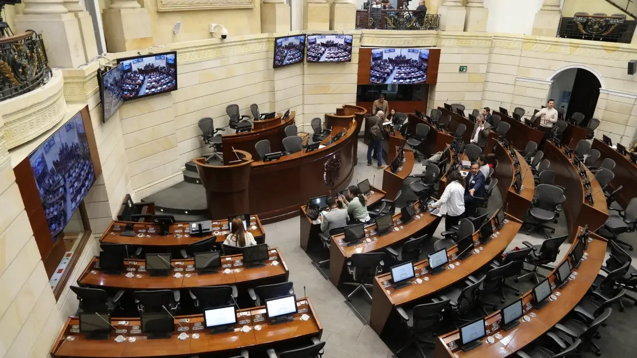 El senador Hernán Cadavid durante una intervención en el Congreso de la República de Colombia