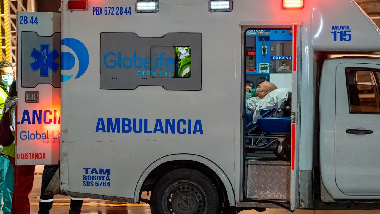 Ambulancia aérea y personal médico en el traslado del exmilitar Henry Camargo a su llegada a Bogotá.