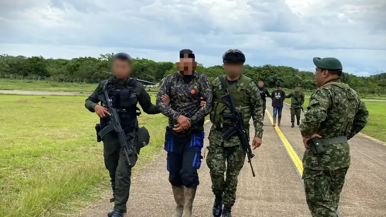 Armamento y material de guerra incautado por el Ejército Nacional tras operativo militar en Puerto Rico, Meta.