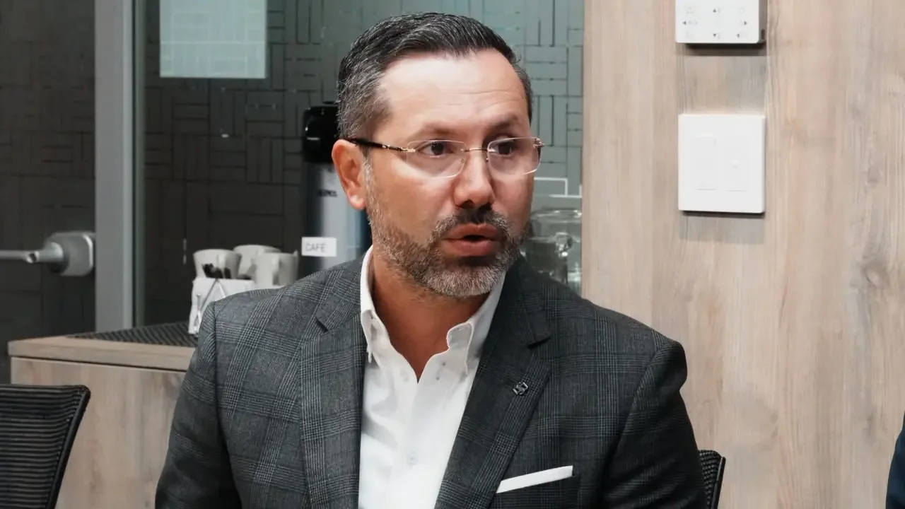 Jaime Andrés Beltrán, ministro de Vivienda de Colombia, durante una declaración oficial sobre obras de alcantarillado.
