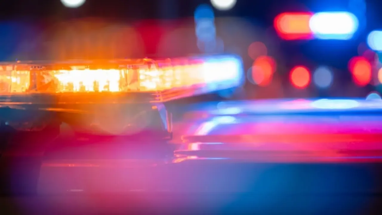 Cordón policial en una zona residencial de Estados Unidos tras el reporte de un tiroteo.